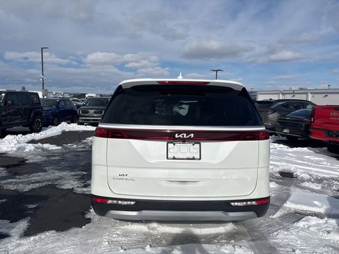 Used 2024 Kia Carnival LX image 4