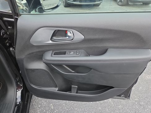 Certified 2026 Chrysler Pacifica Limited FWD image 18