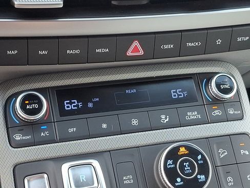 Used 2023 Hyundai Palisade SEL AWD/4WD image 16
