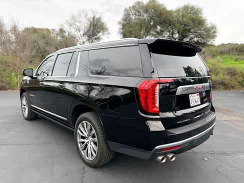 Used 2021 GMC Yukon XL Denali w/ Denali Premium Package image 8