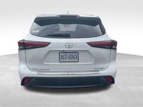 Used 2022 Toyota Highlander XLE AWD/4WD image 6