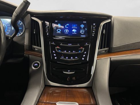Used 2020 Cadillac Escalade Luxury w/ Escalade Sport Edition AWD/4WD image 13