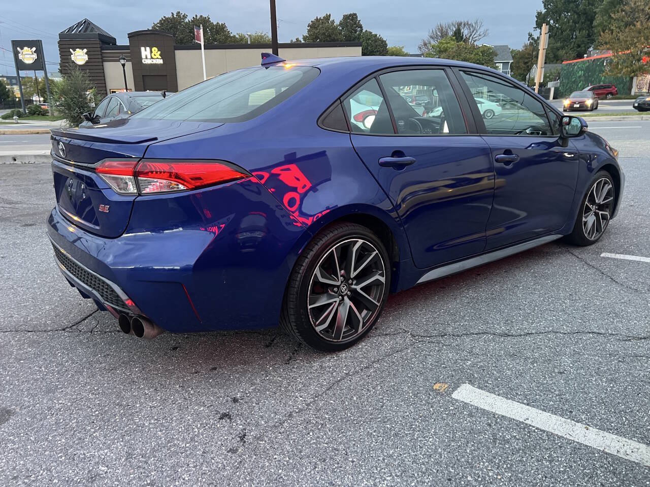 Used 2020 Toyota Corolla SE w/ SE Premium Package FWD image 4