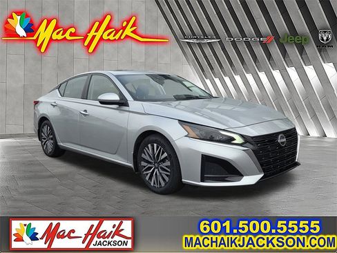 Used 2024 Nissan Altima 2.5 SV w/ SV Premium Package image 1