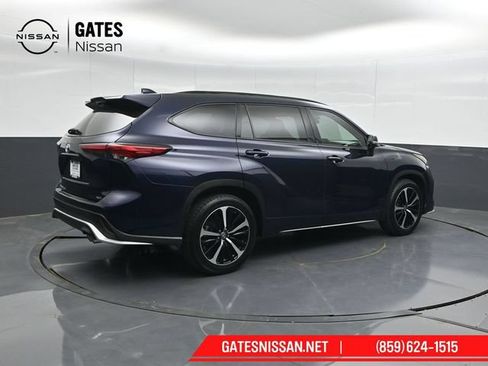 Used 2021 Toyota Highlander XSE FWD image 2