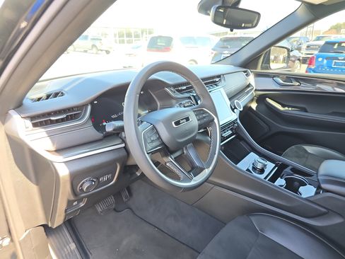 Used 2023 Jeep Grand Cherokee Altitude image 23