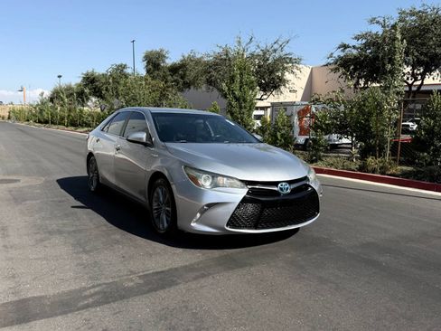 Used 2015 Toyota Camry SE FWD image 3