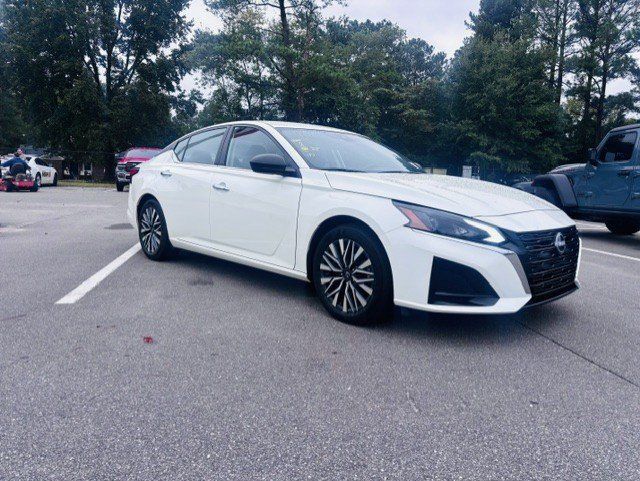 Used 2025 Nissan Altima 2.5 SV FWD image 4