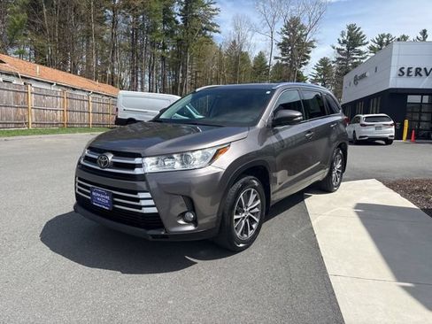 Used 2018 Toyota Highlander XLE AWD/4WD image 11