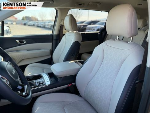 Used 2025 Kia Carnival EX image 35