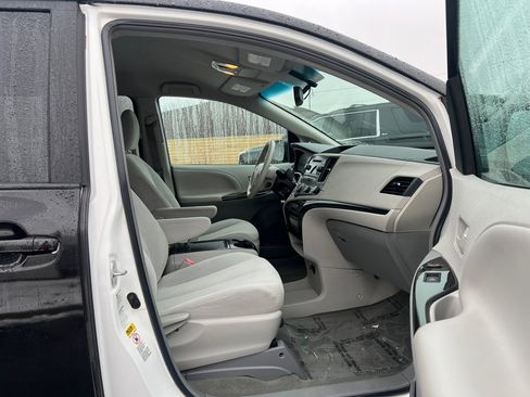 Used 2012 Toyota Sienna LE image 39