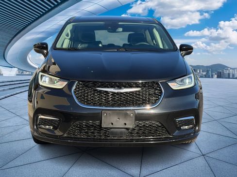 Used 2023 Chrysler Pacifica Touring-L image 5