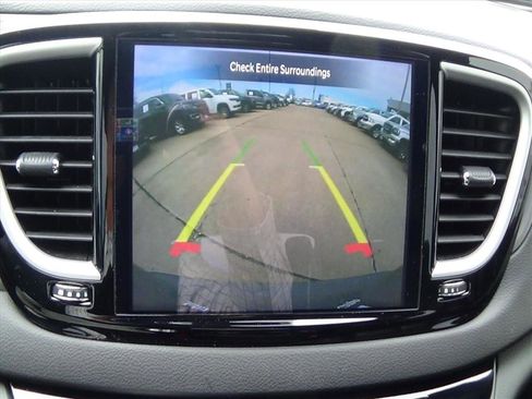 Certified 2025 Chrysler Pacifica Select image 29