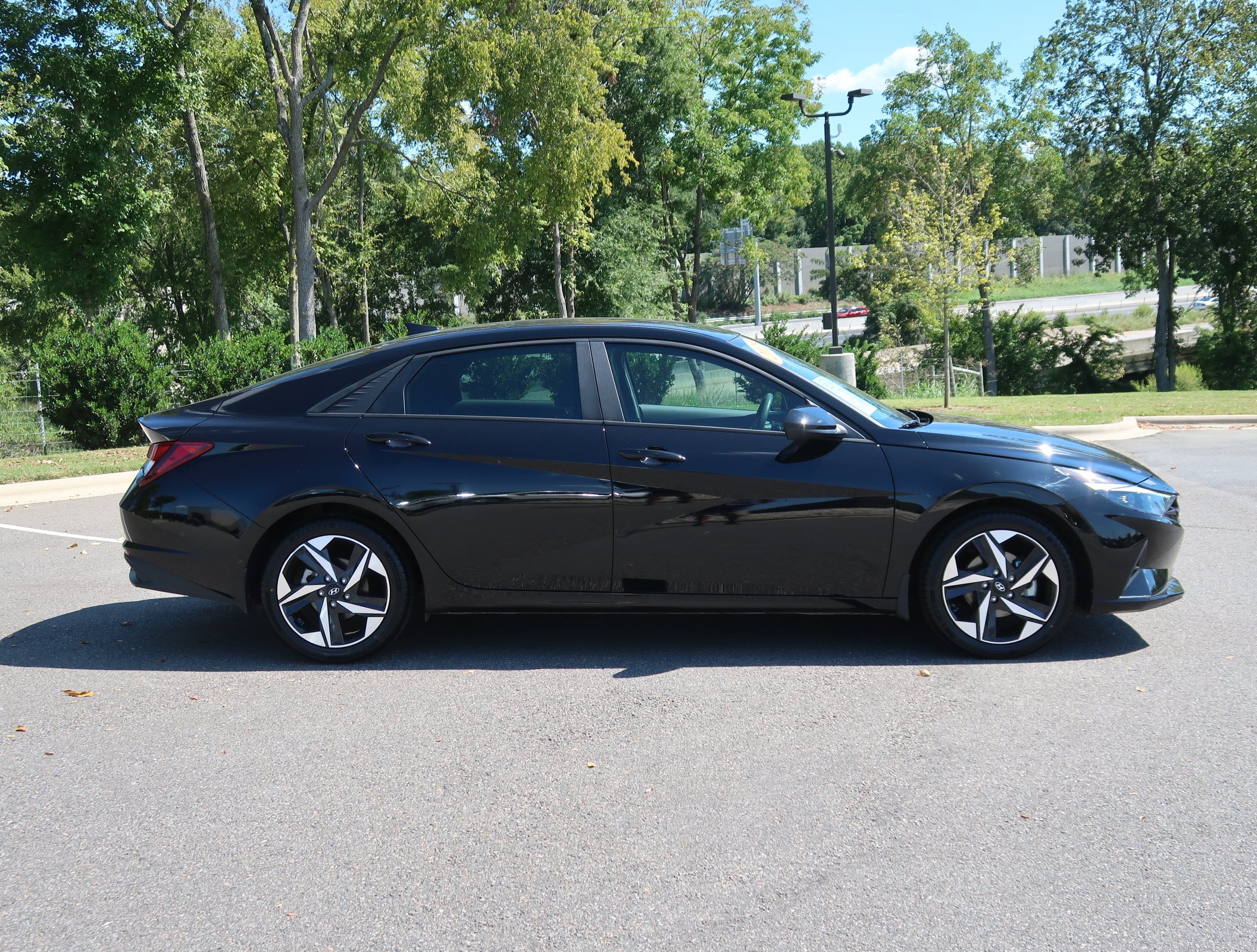 Used 2023 Hyundai Elantra SEL w/ Convenience Package FWD image 9