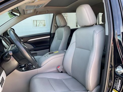 Used 2016 Toyota Highlander XLE image 15