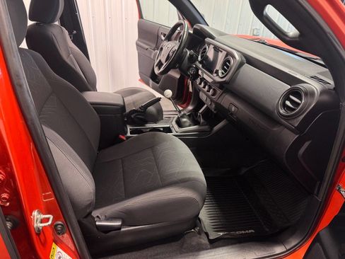 Used 2017 Toyota Tacoma TRD Off-Road image 18