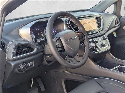 New 2026 Chrysler Pacifica Limited image 3