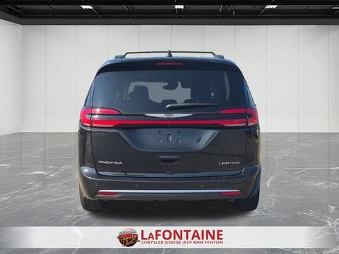 Used 2023 Chrysler Pacifica Limited FWD image 4