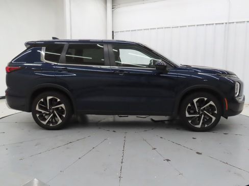 Used 2024 Mitsubishi Outlander SE FWD image 2