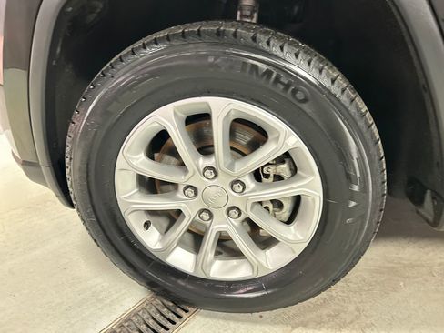 Used 2022 Jeep Grand Cherokee Laredo E image 9