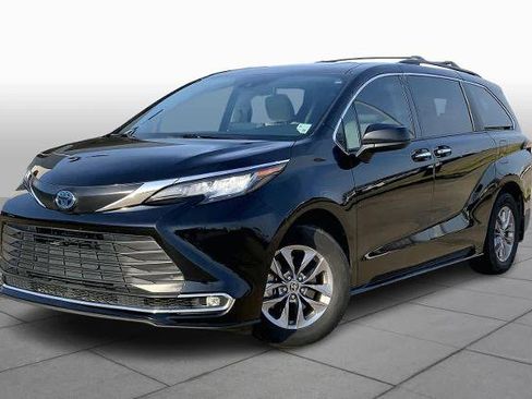 Used 2022 Toyota Sienna XLE image 1