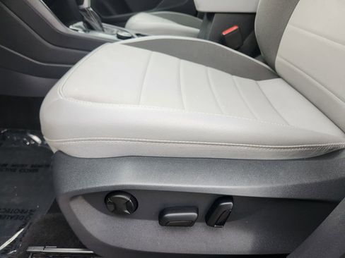 Certified 2024 Volkswagen Taos SE AWD/4WD image 9