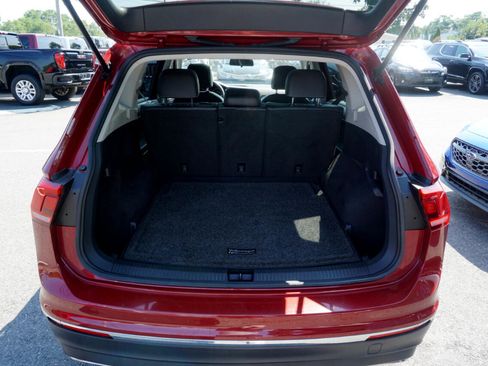 Used 2021 Volkswagen Tiguan SE w/ Panoramic Sunroof Package image 9