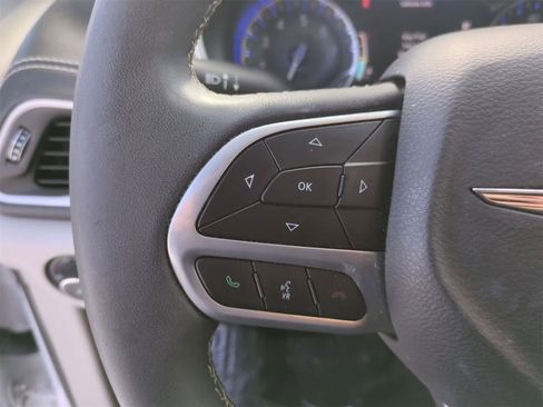 Used 2023 Chrysler Pacifica Touring-L image 23