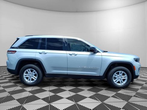 Used 2023 Jeep Grand Cherokee Laredo AWD/4WD image 31