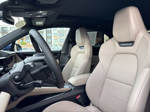 Certified 2025 Porsche Macan Electric image 5