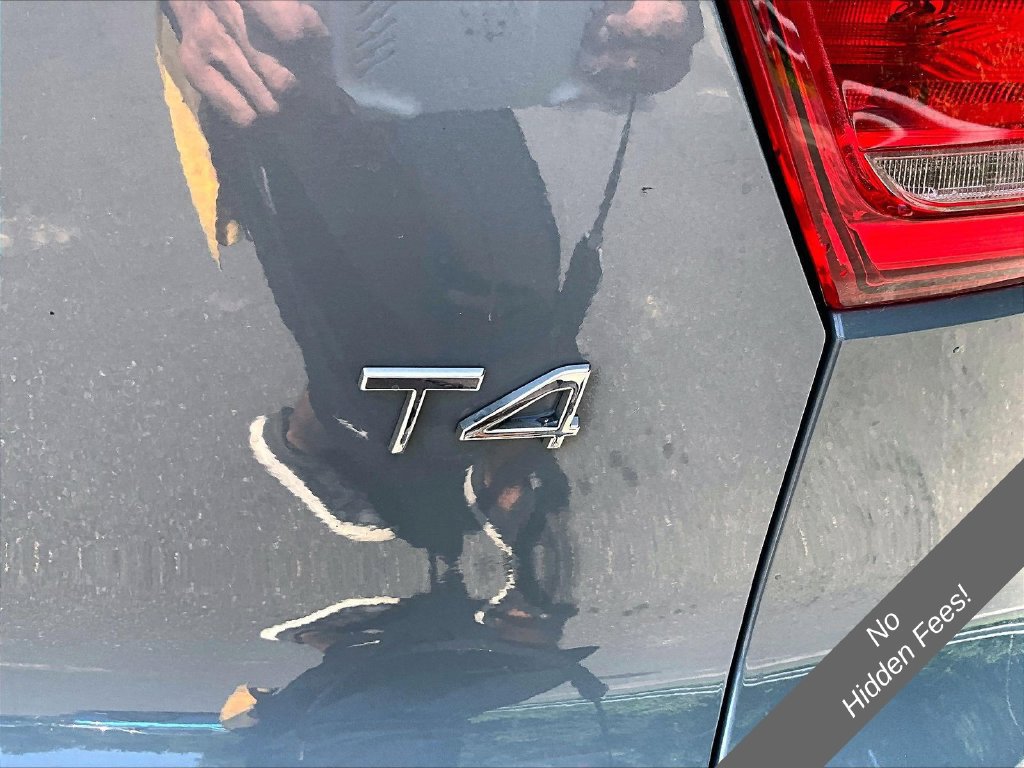 Used 2021 Volvo XC40 T4 Momentum FWD image 8