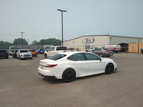 Used 2025 Toyota Camry SE FWD image 5