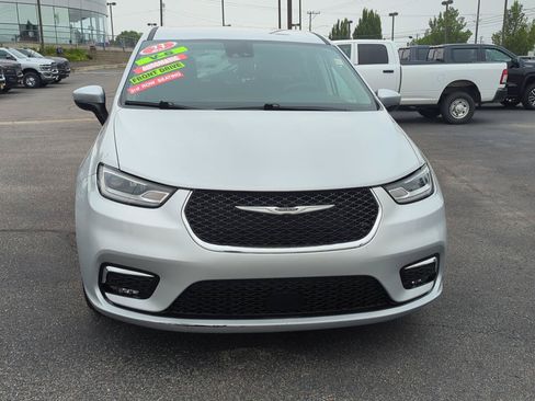Used 2023 Chrysler Pacifica Touring-L FWD image 2