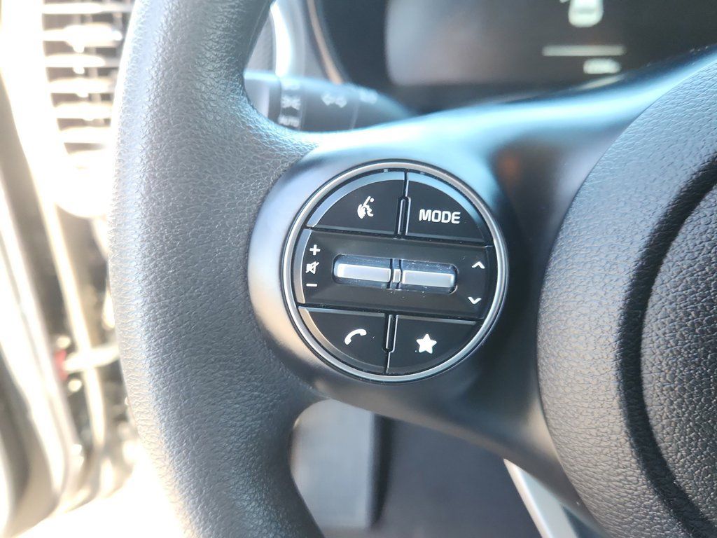 Used 2025 Kia Soul LX w/ LX Technology Package FWD image 18