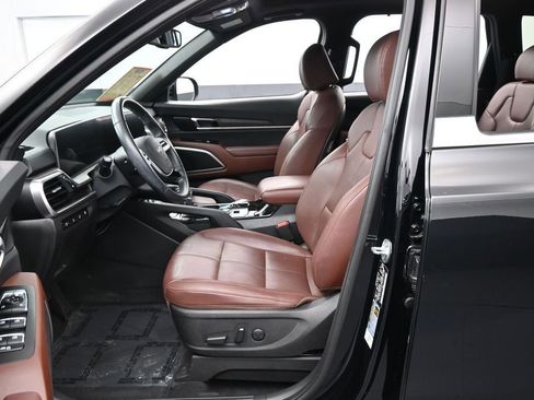 Used 2024 Kia Telluride EX w/ EX Captain's Chair Package FWD image 11