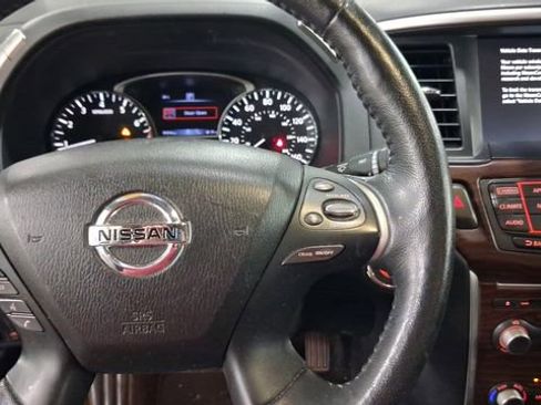 Used 2020 Nissan Pathfinder Platinum FWD image 12