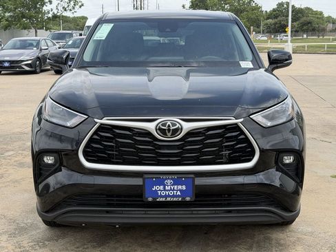 Used 2025 Toyota Highlander LE FWD image 3