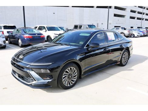 Used 2025 Hyundai Sonata Limited FWD image 3