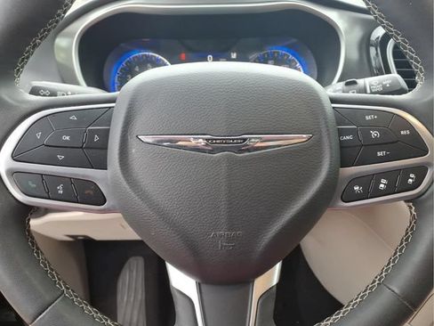 Used 2023 Chrysler Pacifica Touring-L FWD image 14