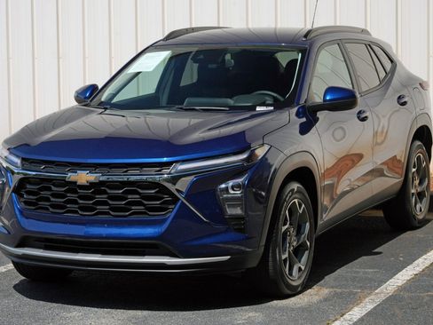 Used 2024 Chevrolet Trax LT w/ Driver Confidence Package FWD image 43