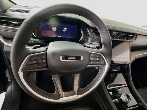 Used 2023 Jeep Grand Cherokee Limited w/ Luxury Tech Group II AWD/4WD image 5