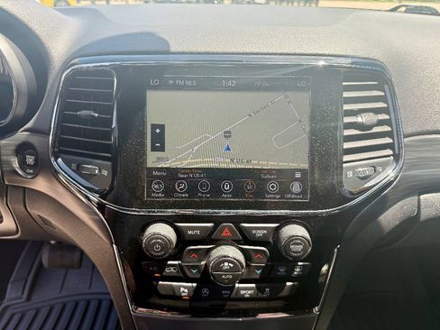 Used 2020 Jeep Grand Cherokee Laredo w/ 18" Wheel & 8.4" Radio Group image 19