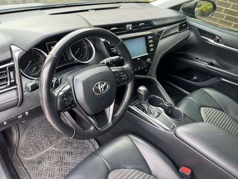 Used 2020 Toyota Camry SE image 3