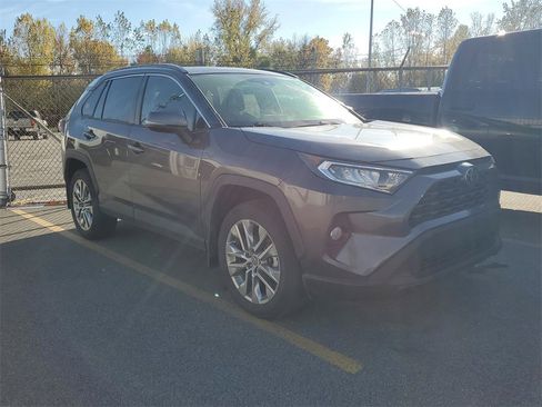 Used 2020 Toyota RAV4 XLE Premium image 1