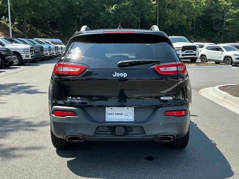 Used 2017 Jeep Cherokee Latitude w/ Cold Weather Group AWD/4WD image 6
