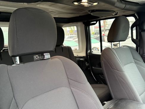 Used 2023 Jeep Wrangler Unlimited image 7