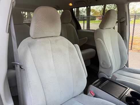 Used 2014 Toyota Sienna LE image 22