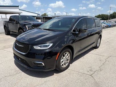 Used 2025 Chrysler Pacifica Select