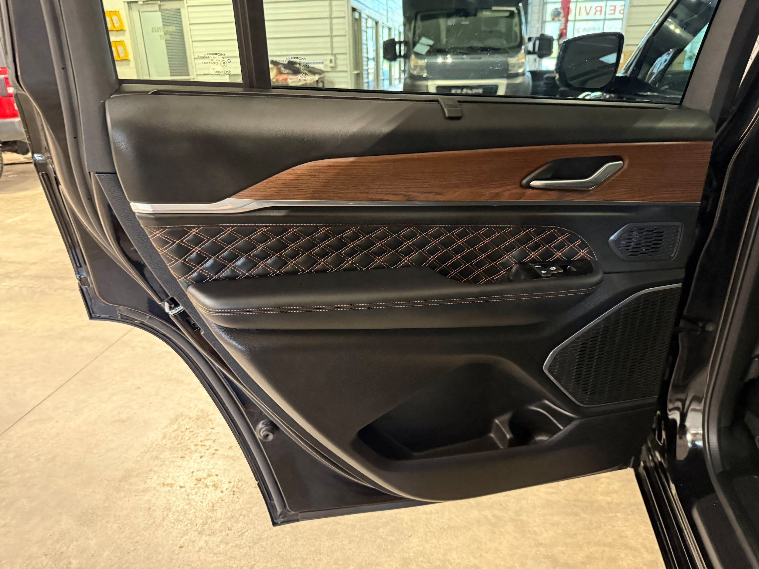 Used 2025 Jeep Grand Cherokee L Summit w/ Luxury Tech Group V AWD/4WD image 36