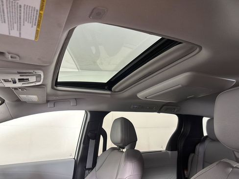 Used 2025 Toyota Sienna XLE w/ XLE Plus Package FWD image 40